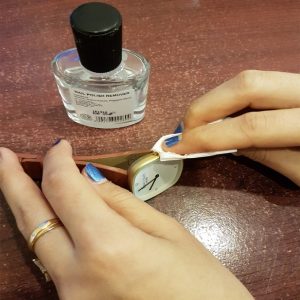 Membersihkan jam tangan