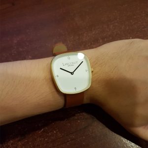 Membersihkan jam tangan